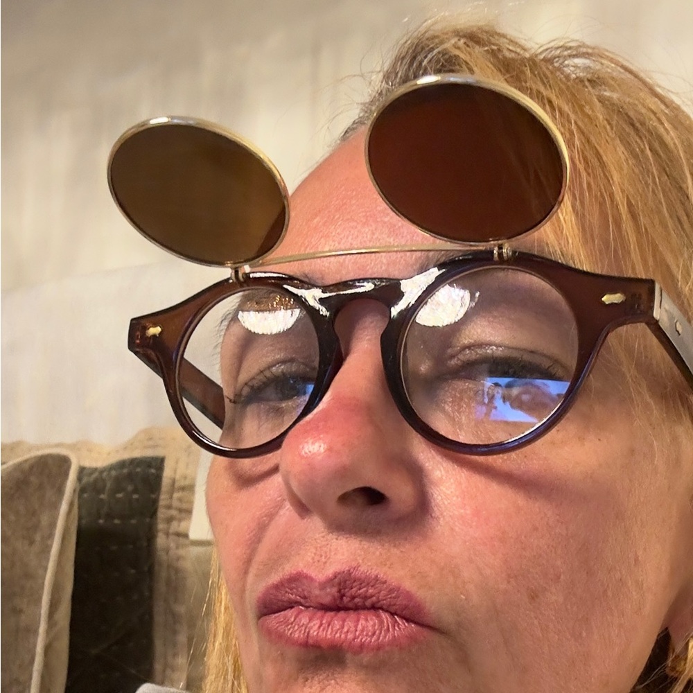 UNISEX Stylish Round Sunglasses with Gold Accents - Picture 6 of 11